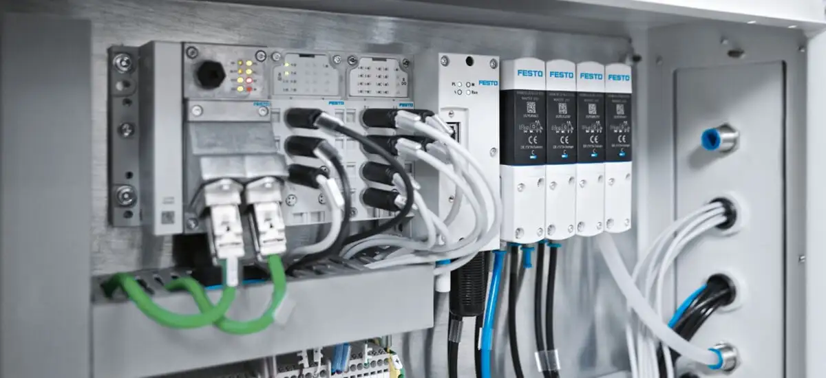 Блок керування FESTO з електропневматичними компонентами та підключеними кабелями всередині шафи автоматики