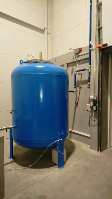 Буферний пневматичний резервуар для технічного газу в промисловому приміщенні