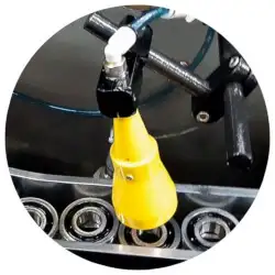 Сопло Pata-Gun для автоматизованого осушування та очищення підшипників у виробничому процесі.