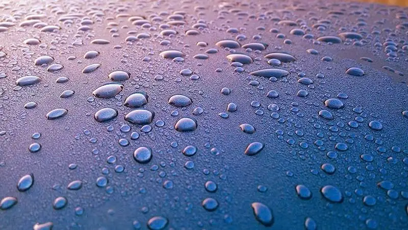 Краплі води на поверхні, що утворилися внаслідок конденсації вологи.
