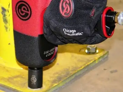 Пневматичний ударний гайковерт Chicago Pneumatic у роботі — затягування болта з правильним крутним моментом.