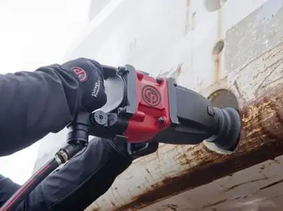 Використання потужного пневматичного ударного гайковерта Chicago Pneumatic для демонтажу великих металевих з’єднань.