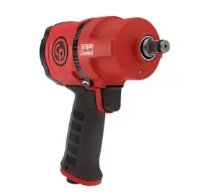 Червоний з чорним пневматичний ударний ключ Chicago Pneumatic CP7748TL з ергономічною рукояткою для роботи з автомобільними колесами.