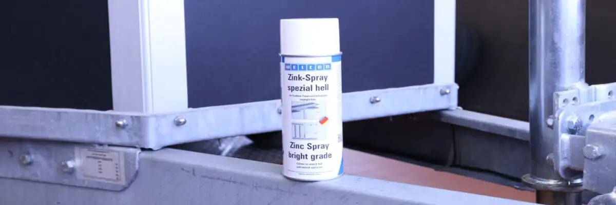 Баллончик цинкового спрея Weicon Zink-Spray spezial hell (Zinc Spray bright grade) на металлической раме прицепа, используется для антикоррозионной защиты