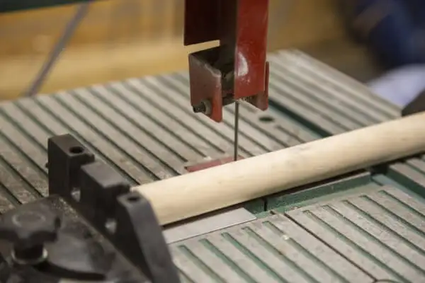 Процес нанесення двокомпонентного епоксидного клею Weicon Epoxy Minute Adhesive зі шприца зі статичним змішувачем на дерев'яну деталь.