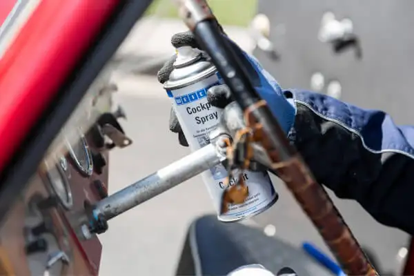 Нанесення спрею WEICON Cockpit Spray для догляду та забезпечення невидимого захисного покриття старої приладової панелі олдтаймера.