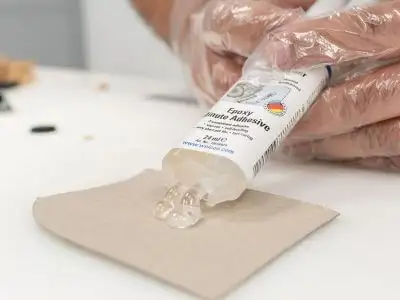 Нанесення двокомпонентного **епоксидного клею WEICON Epoxy Minute Adhesive** з тюбика. Клей використовується для надійної **фіксації магнітів** у дерев'яному DIY-тримачі для кухонних ножів.