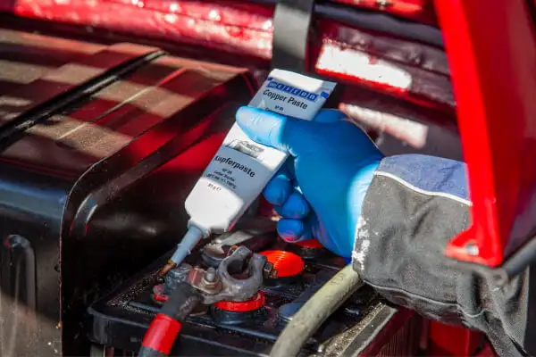 Нанесення мідної пасти WEICON Copper Paste на клеми акумулятора олдтаймера для забезпечення оптимальної електропровідності та запобігання корозії.