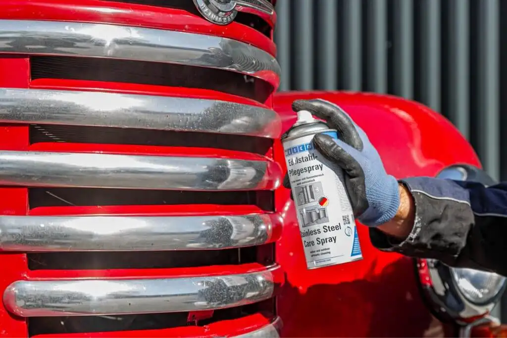 Обробка блискучої решітки радіатора олдтаймера Framo спреєм WEICON Stainless Steel Care Spray для догляду за нержавіючою сталлю та тривалого захисту.