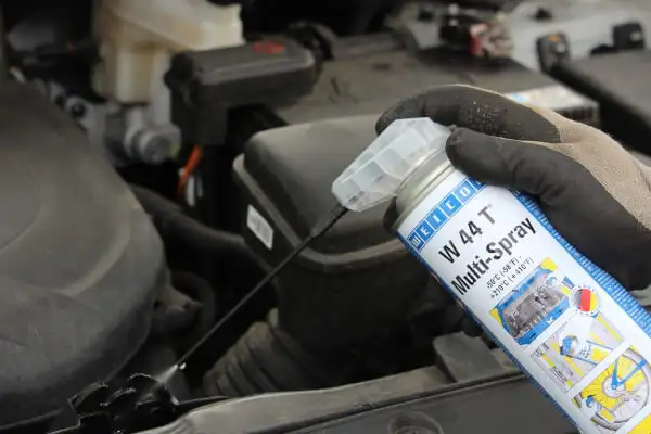 Застосування універсального спрею WEICON W 44 T Multi-Spray для змащування та консервації засувок та механізмів під капотом автомобіля.
