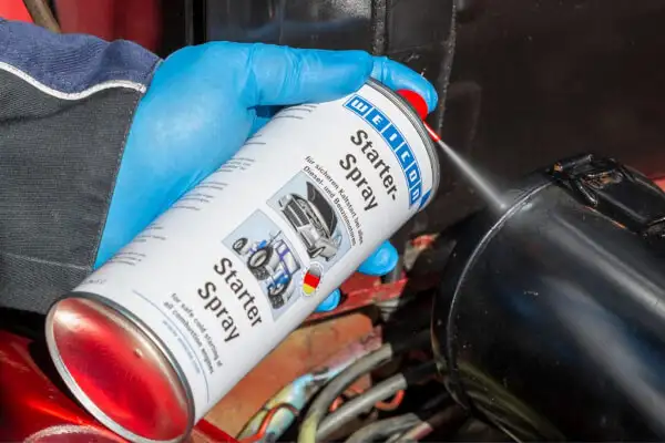 Використання спрею WEICON Starter Spray для легкого і надійного запуску двигуна внутрішнього згоряння олдтаймера, особливо в холодну пору.