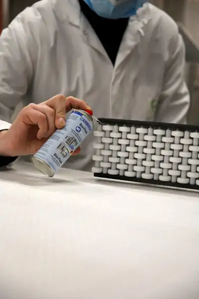 Нанесення біологічно розкладного технічного спрею WEICON Bio-Fluid (або іншого продукту з допуском NSF-H1) на конвеєрну стрічку в фармацевтичній промисловості. Продукти, що контактують з ліками, потребують найвищих стандартів чистоти та безпеки.