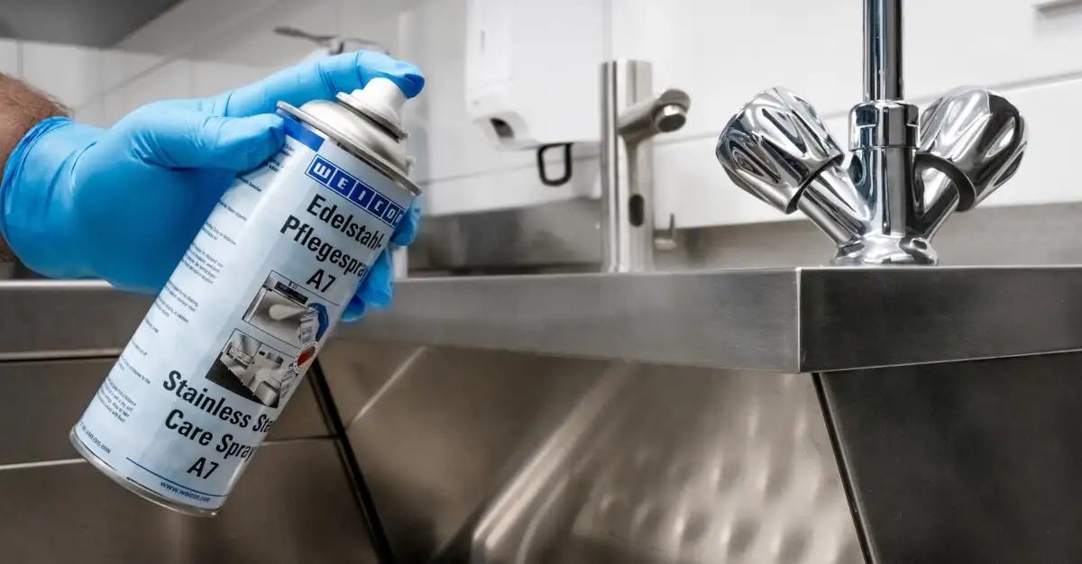 Застосування спрею WEICON Stainless Steel Care Spray A7 для чищення та догляду за поверхнями з нержавіючої сталі, наприклад, у харчовій промисловості або на кухні. Спрей має допуск NSF, видаляє сліди та захищає від корозії.