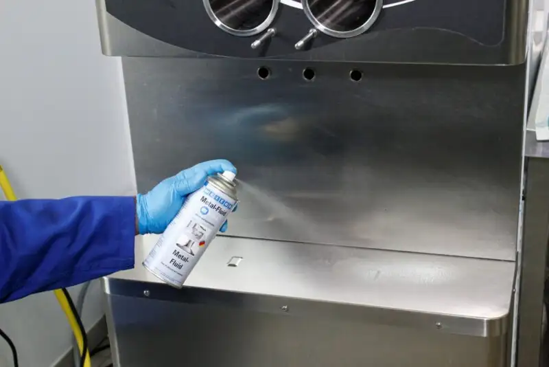 Використання засобу Metal-Fluid для очищення та полірування поверхні обладнання з нержавіючої сталі, покращення зовнішнього вигляду металу.