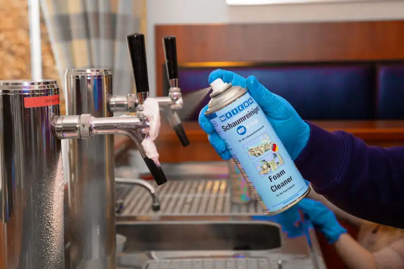 Використання пінного очищувача Foam Cleaner WEICON з реєстрацією NSF для очищення пивного крана або іншого обладнання для напоїв у барі.