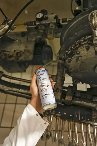 Використання біологічно розкладного спрею WEICON Bio-Fluid (з допуском NSF-H1) для очищення та змащування механізмів конвеєра та гаків у м'ясній або харчовій промисловості. Продукт безпечний для використання поблизу продуктів харчування.