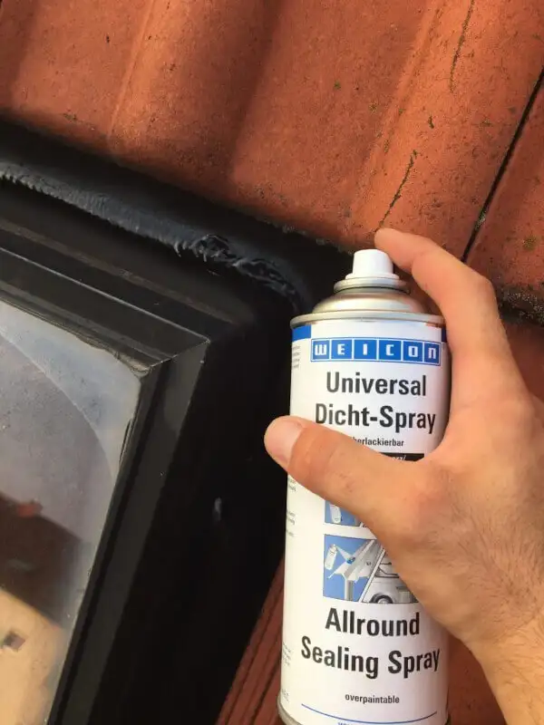 Нанесення чорного герметизуючого спрею WEICON Universal Dicht-Spray Allround Sealing Spray на ущільнення дахового (мансардного) вікна