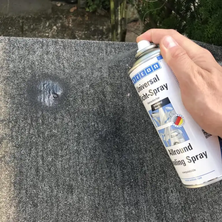 Чорний універсальний герметизуючий спрей WEICON Universal Dicht-Spray Allround Sealing Spray для усунення тріщин та щілин на покрівлі