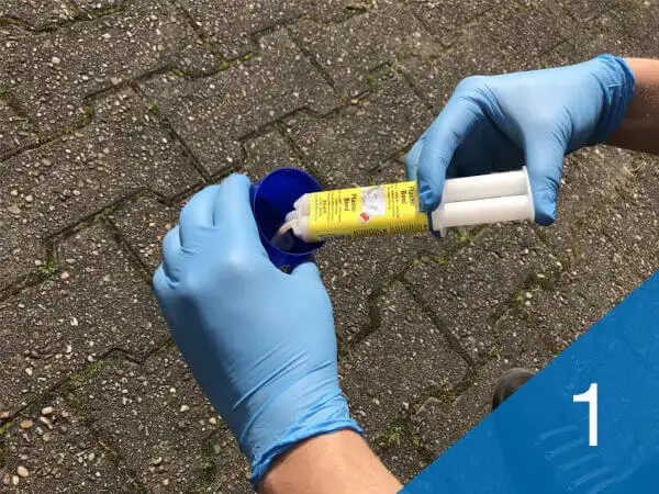 Крок 1: Змішування двокомпонентного епоксидного клею Weicon Plastic-Bond у картриджі з подвійним шприцом для ремонту пластикового газового відсіку кемпера