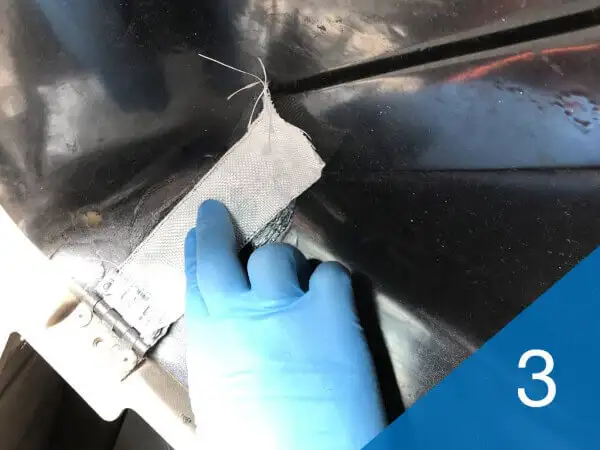 Крок 3: Нанесення смужки зі скловолокна на шар епоксидного клею Weicon Plastic-Bond, щоб зміцнити відремонтовану тріщину в пластиковому газовому відсіку кемпера