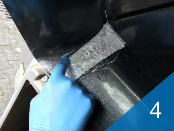 Крок 4: Нанесення фінального шару двокомпонентного клею Weicon Plastic-Bond поверх скловолокна для остаточного ремонту тріщини в пластиковому газовому відсіку кемпера