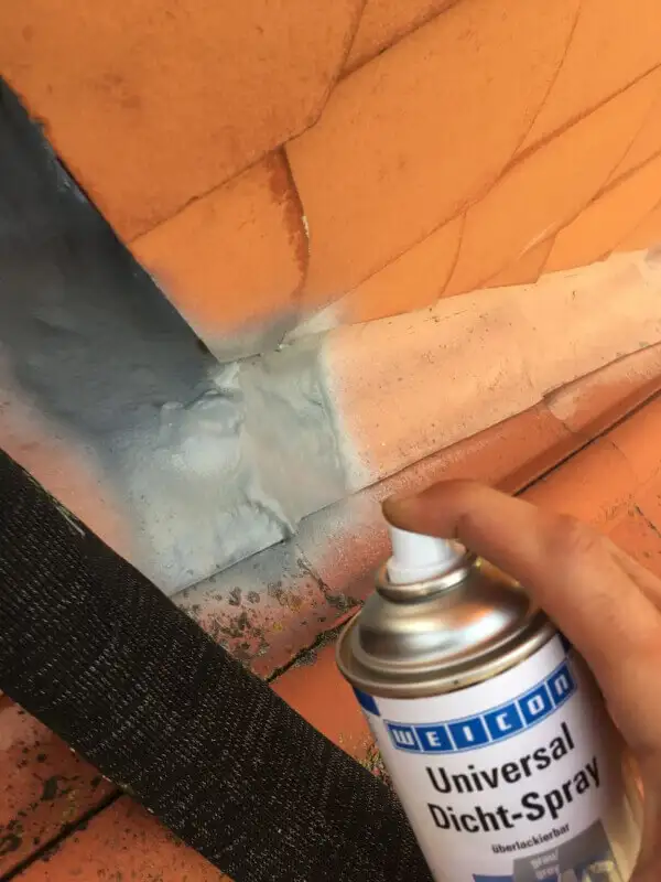 Сірий універсальний герметизуючий спрей WEICON Universal Dicht-Spray для ремонту олов'яного ущільнення комину на даху