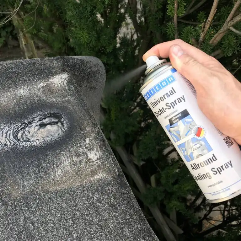Нанесення універсального герметизуючого спрею WEICON Universal Dicht-Spray Allround Sealing Spray на місце протікання покрівлі