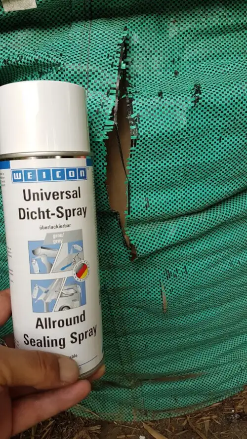 Універсальний сірий герметизуючий спрей WEICON Universal Dicht-Spray Allround Sealing Spray поруч із порваним поліпропіленовим мішком або тентом, що потребує ремонту