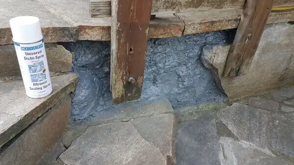 Ізоляція та стабілізація кам'яної стіни (фасаду) під дерев'яною конструкцією за допомогою універсального герметизуючого спрею WEICON Universal Dicht-Spray Allround Sealing Spray
