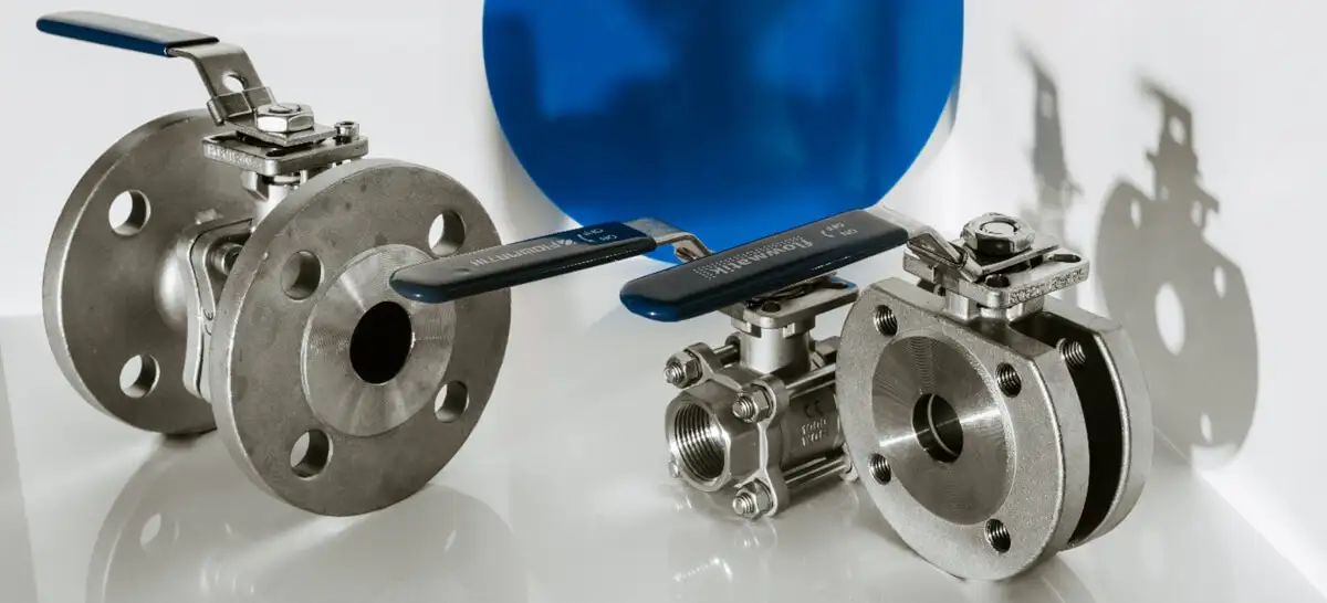 Два фланцеві кульові крани Flowmatik з нержавіючої сталі, високоякісні клапани для надійного контролю та автоматизації потоку хімічних речовин і смол у виробничих процесах.