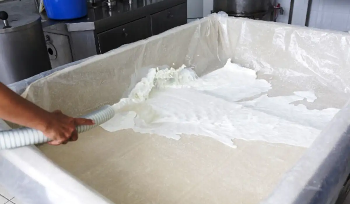 Процесс перекачивания молочного сырья или жидкого продукта через шланг в крупную технологическую емкость с использованием закрытой системы