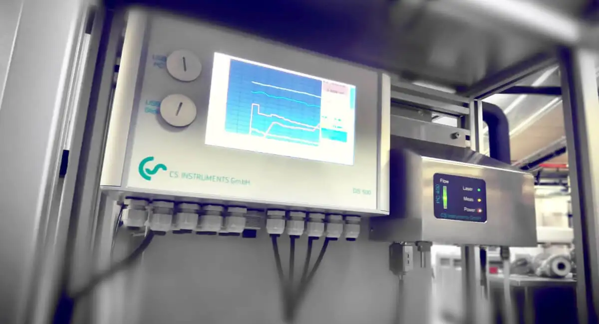Экран цифрового измерительного прибора "CS Instruments GmbH" (модель DB 100) с графиками и индикаторами потока, давления и мощности. Эта система используется для точного мониторинга и контроля давления и расхода воздуха в пневматических процессах пищевой мельницы