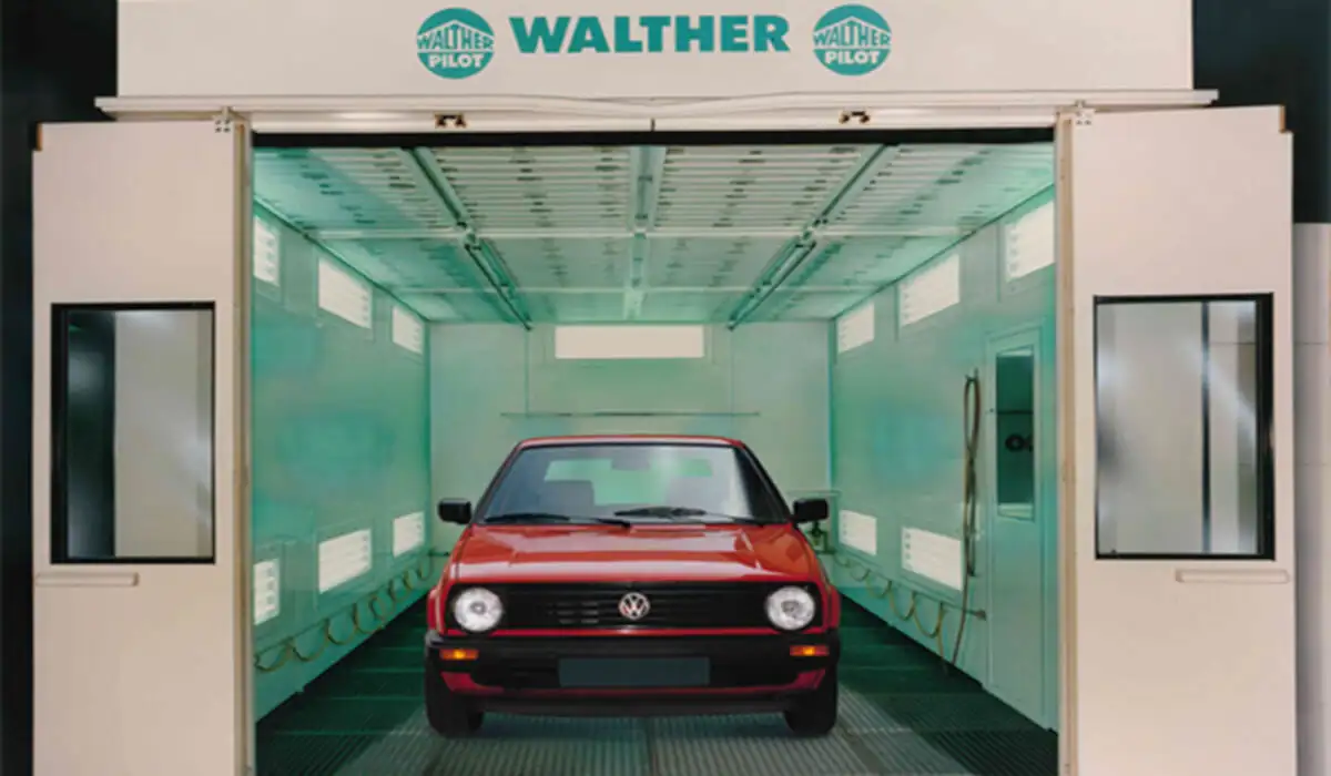 Пофарбувальна камера (кабіна) Walther Pilot з червоним автомобілем Volkswagen Golf всередині для підготовки та фарбування.