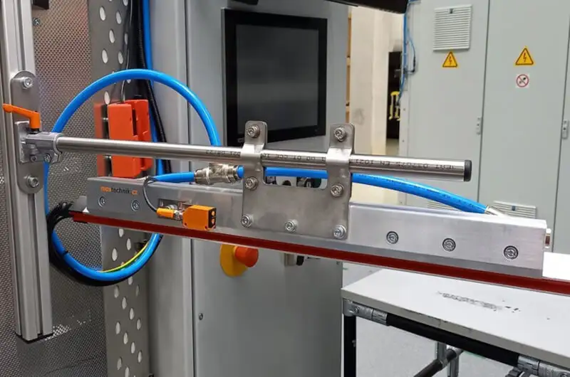 Промисловий ежектор (вакуумний генератор) MOS technik, встановлений на виробничій лінії, що використовує принцип Бернуллі та пневматичні рішення