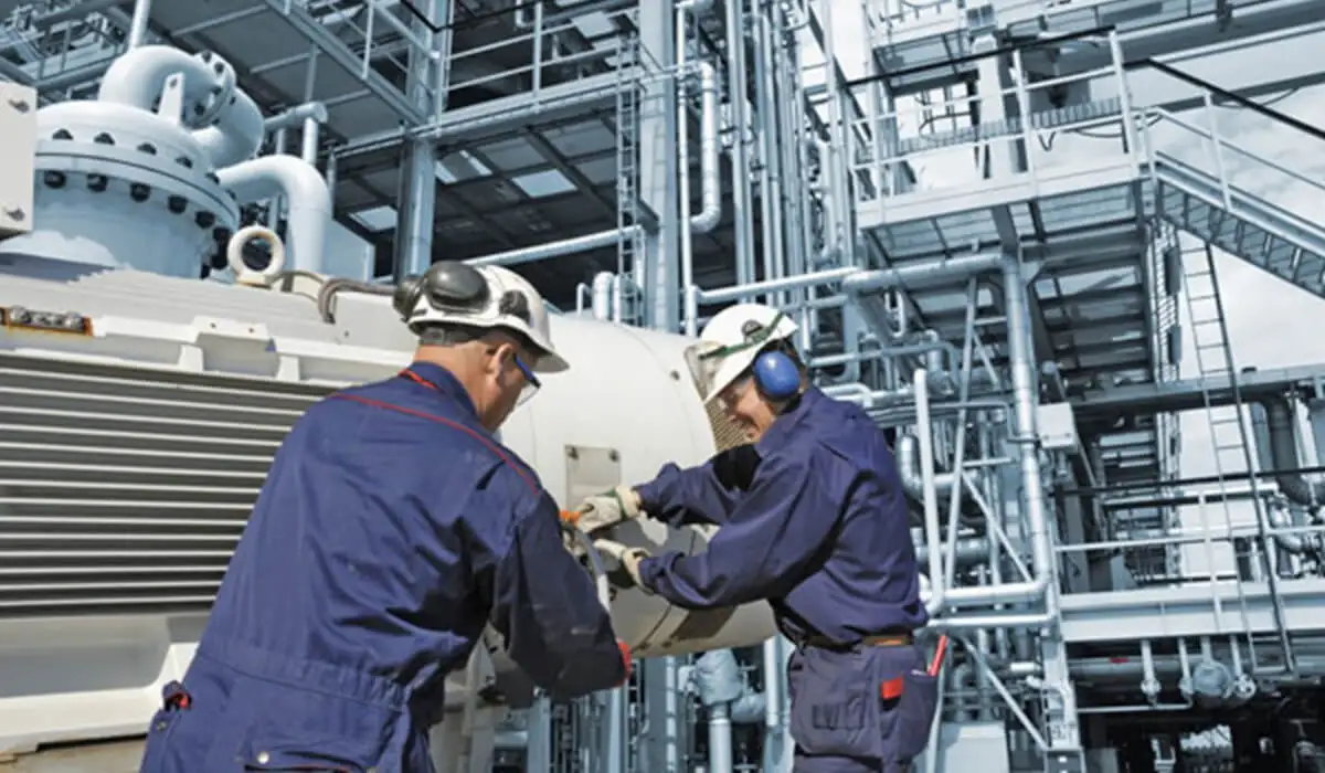 Інженери обслуговують промислове обладнання на газовій електростанції. Процес знепилення та очищення технологічних газів із застосуванням принципів фільтрації.