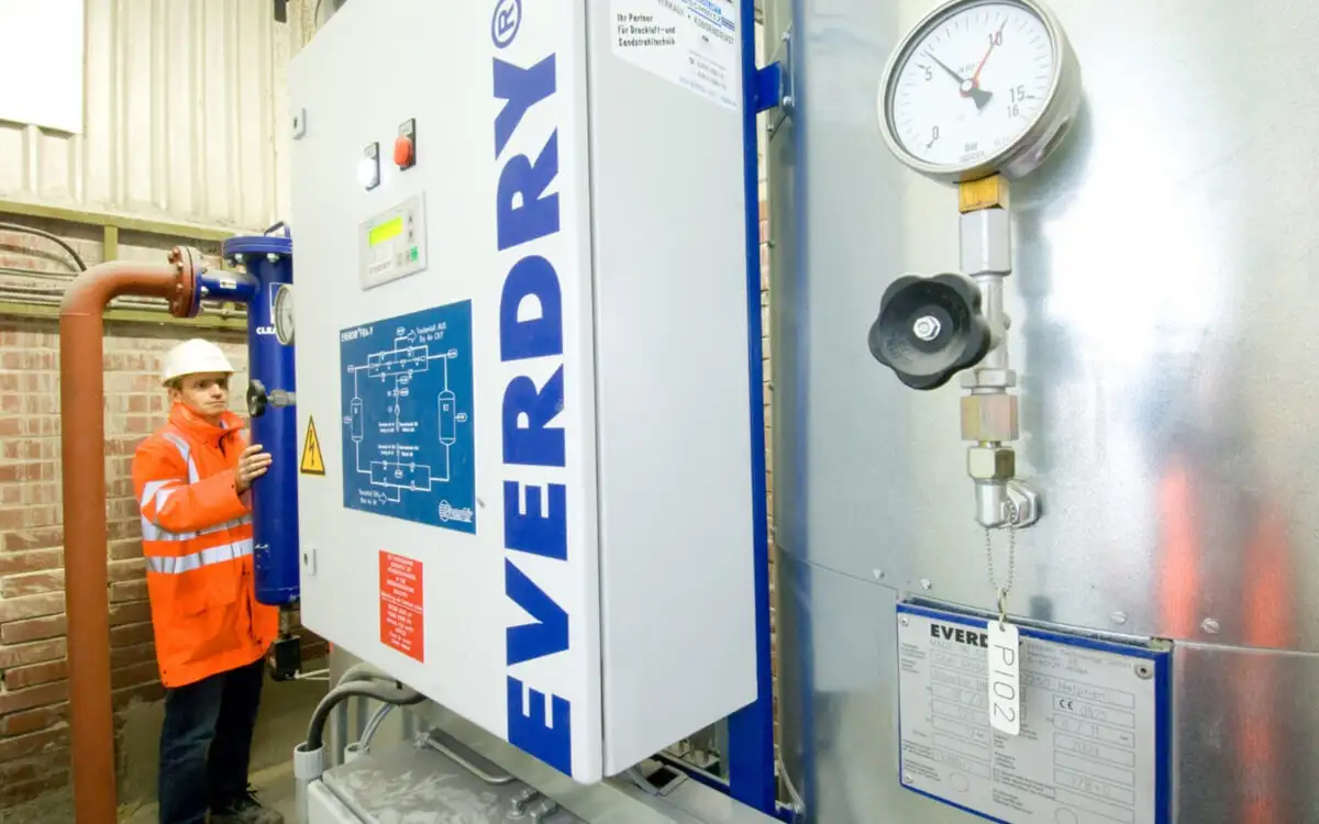 Промисловий адсорбційний осушувач стисненого повітря BEKO EVERDRY для забезпечення високої якості підготовки газу