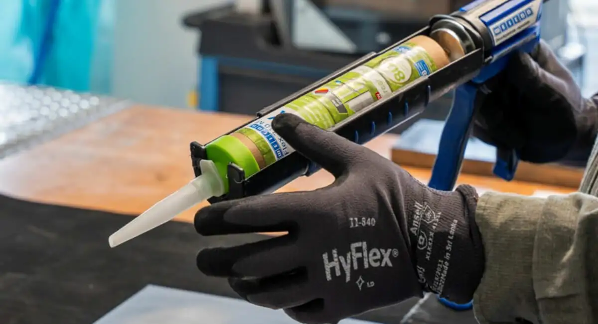 Процес нанесення монтажного клею Weicon Flex 310 M з екологічного тубуса Green Tube за допомогою пістолета