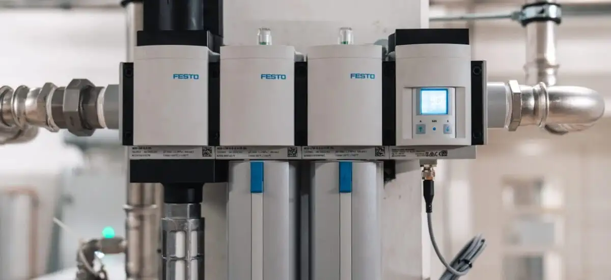 Модульний витратомір Festo SFAM, інтегрований у систему підготовки стисненого повітря для точного моніторингу витрат на виробництві