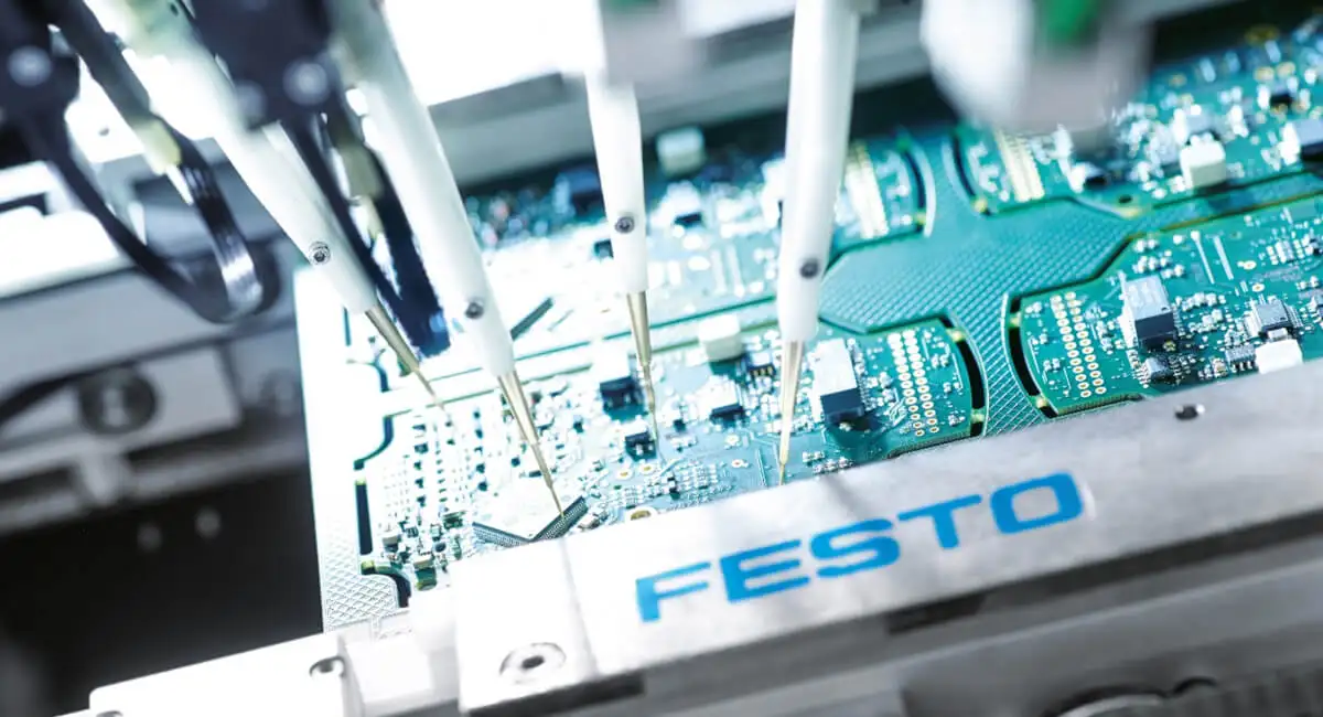 Автоматизированное тестирование герметичности электронных плат Festo с использованием сжатого воздуха и контроля давления