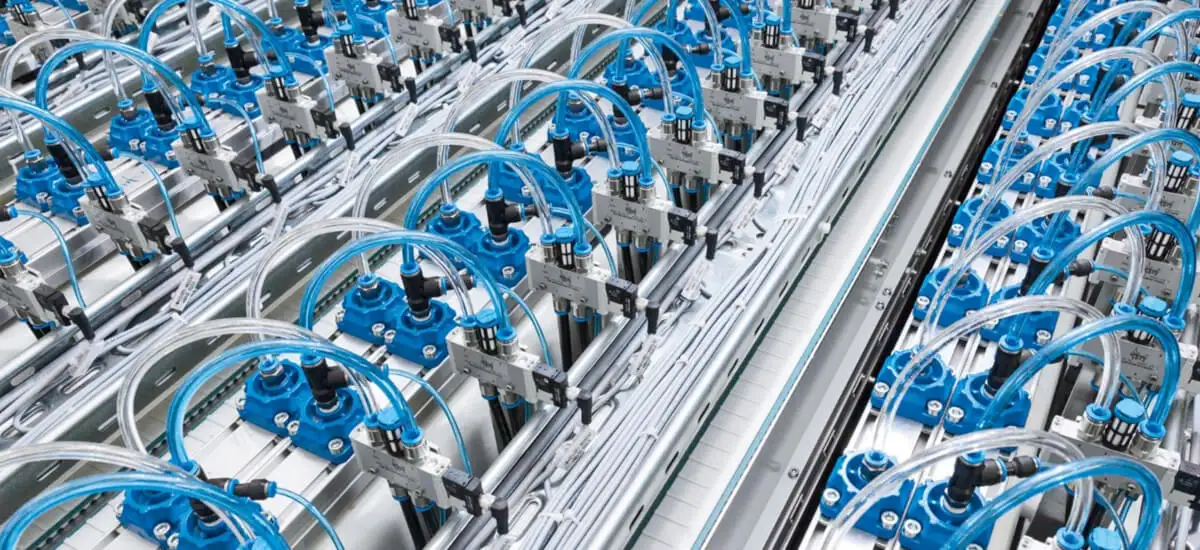 Автоматизована лінія Festo для монтажу електроніки з використанням пневматичних компонентів на сучасному виробництві