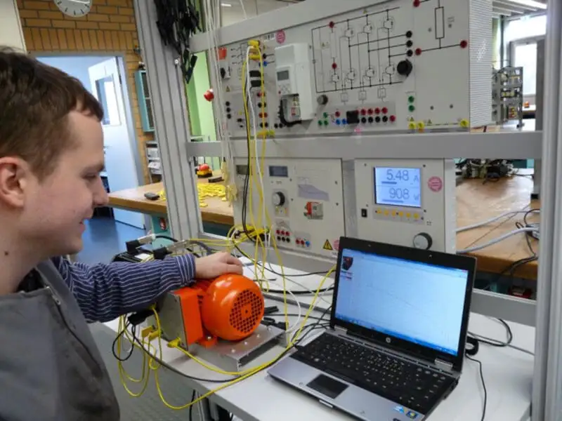 Студент использует Arduino и Raspberry Pi для мониторинга и управления пневматическим оборудованием в учебной лаборатории