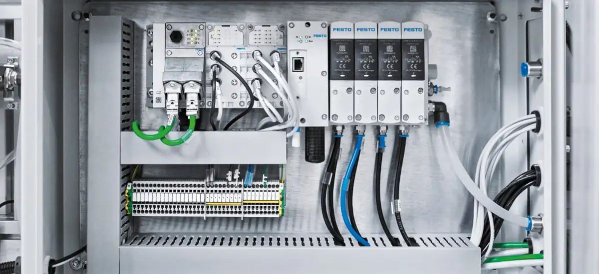 Модуль Festo Smart Pneumatics Monitor у шафі управління для збору даних та прогнозного обслуговування