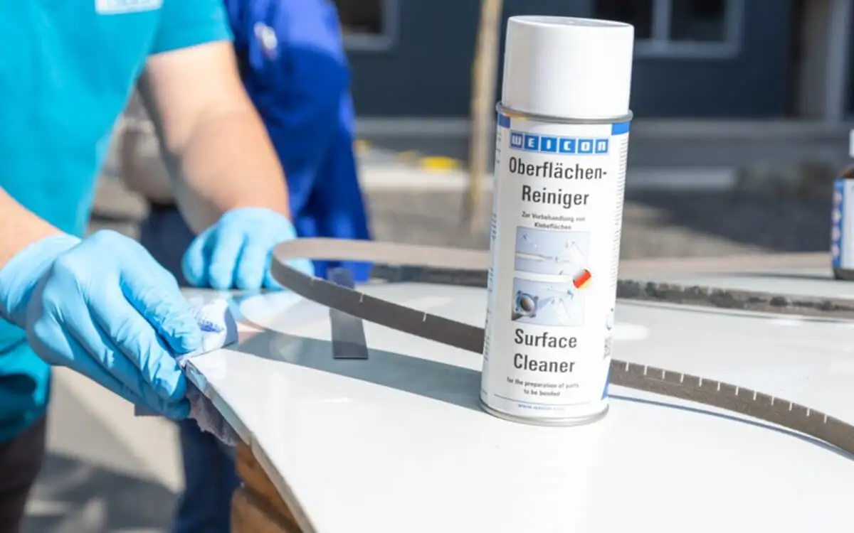 Підготовка поверхні автомобіля за допомогою очищувача Weicon Surface Cleaner перед приклеюванням ущільнювачів