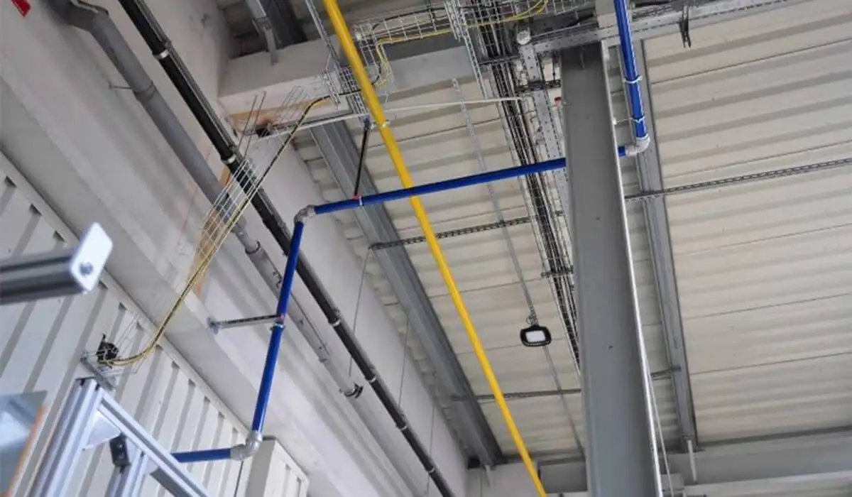 Сравнение стоимости и эффективности монтажа промышленных систем трубопровода из алюминия и нержавеющей стали под потолком цеха