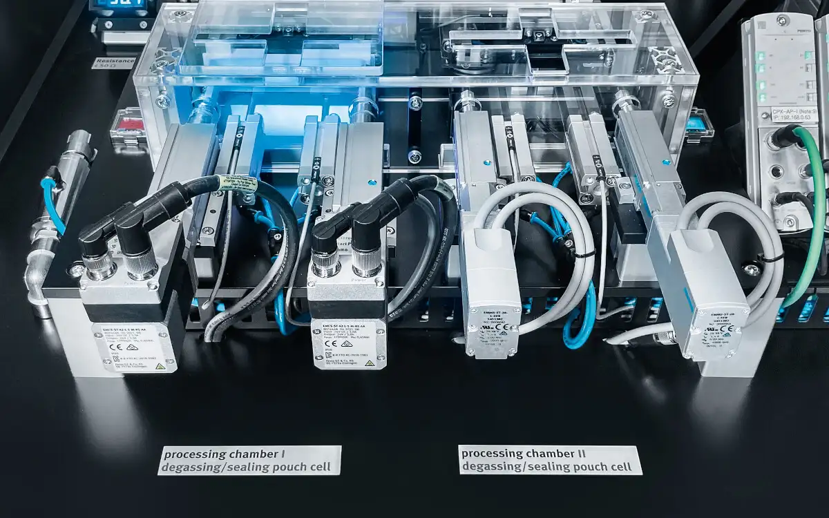 Пневматические компоненты Festo для дегазации и герметизации ячеек аккумуляторов электромобилей
