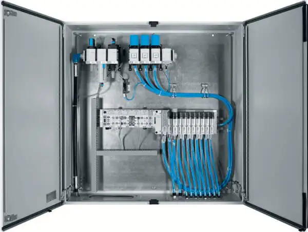 Компактный шкаф управления с приводами Simplified Motion Series SMS от Festo для децентрализованной автоматизации