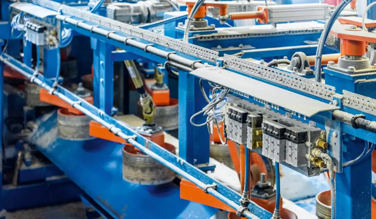 Пневматический распределитель Festo с интегрированным интерфейсом Fieldbus для управления приводами на промышленной линии