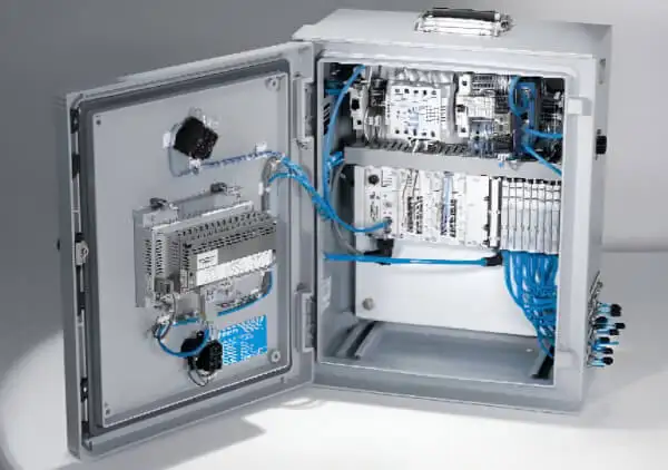 Вакуум-генератори Festo OVEM та VADMI у шафі керування для енергоефективного створення підтиску в промислових системах