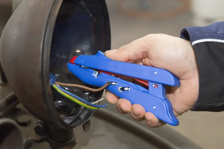 Використання багатофункціонального інструменту WEICON Duo-Crimp No. 300 для ремонту автомобільної фари