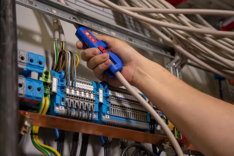 Багатофункціональний інструмент WEICON TOOLS Quadro-Stripper для зняття ізоляції та обробки кабелю в електрощитку